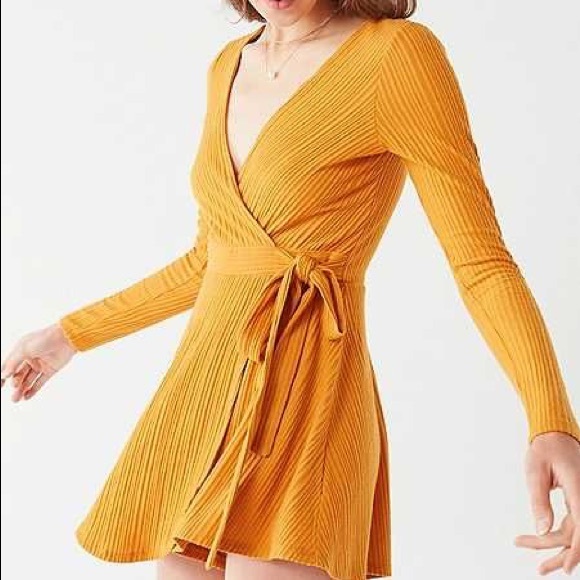 UO Brielle‎ Cozy Wrap Romper - Picture 1 of 8